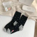 Calzini medi di lana nera a pois da donna con grazioso motivo di gatto grigio per inverno. - Taglia unica / Nero