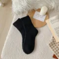 Calcetines gruesos de lana para mujer, calcetines térmicos de estilo japonés color liso. - Talla única / Negro