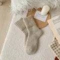 Calcetines de lana gruesos en caqui, calcetines térmicos de punto liso de tubo medio para mujer. - Talla única / Gris Beige