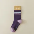 Rutschfeste Yogasocken für Damen, lila Mid-Tube Fitness Socken mit Noppen und gelbem Bund. - Einheitsgröße / Dunkellila