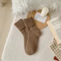 Calcetines de lana de color sólido espesados para mujeres, cómodos calcetines de invierno. - Talla única / Café con Leche