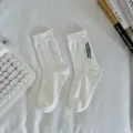 Calzini al polpaccio in cotone bianco con ricamo di lettere, variante casual per autunno. - Taglia unica / Bianco
