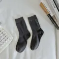 Calzini in cotone a coste grigio scuro con ricamo inglese chic per lo stile di tutti i giorni. - Taglia unica / Grigio scuro