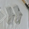 Calze medie grigie in cotone con elegante ricamo di lettere per look quotidiano chic. - Taglia unica / Grigio chiaro