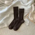 Calzini invernali spessi da donna in lana a trecce marrone scuro, morbidi e caldi stile retro. - Taglia unica / Caffè