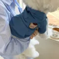 Vista detallada de sudadera de mezclilla para perros pequeños con parche de oso y capucha. - XS / Azul claro