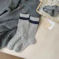 Graue Pünktchen-Mittelsocken mit dunkelblauer Spitzenborte, süße japanische Damenstrümpfe - Einheitsgröße / Hellgrau Gepunktet