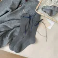 Graue Damen Mittelsocken mit blauem Schleifenband, süße japanische Ins Stil Baumwollstrümpfe Mode. - Einheitsgröße / Dunkelgraues Band