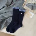 Dunkelblaue Wadenstrümpfe mit blauem Karorüschenbündchen und knuffigem Knopfdetail chic. - Einheitsgröße / Marineblau Knopf