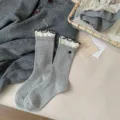 Graue Damensocken mit Rüben, gemütliche Baumwollmischung, lässiger Ins-Stil Sku Variante. - Einheitsgröße / Hellgraue Knöpfe