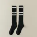 Schwarze Kniestrümpfe mit weißen Streifen, stylische College-Stil Langschaftsocken für Damen. - Einheitsgröße / Schwarz Weiß Gestreift