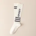 Professionelle Sport Yoga lange Socken mit Streifen und Sport Text für Fitness Pilates Laufen - Einheitsgröße / Weiß