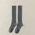 Graue gerippte Kniestruempfe fuer Damen, dick gestrickte JK-Stil Winterwarme Langsocken. - Einheitsgröße / Dunkelgrau