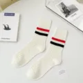 Λευκές γυναικείες κάλτσες γάμπας με κόκκινες και μαύρες ρίγες, μοντέρνες και διαπνέουσες. - Ένα μέγεθος / Μέχρι τη γάμπα Λευκό