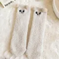 Morbidi calzini in pile corallo caldi con orecchie d'orso e ricamo di gatto per donne. - Taglia unica / Gatto dagli occhi grandi beige