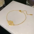 Elegante bracciale mano di Hamsa in oro con zirconi brillanti e dettaglio occhio blu. - Stile Occhio Blu 1 (Stile 1)