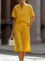 Vista di dettaglio all'aperto di un completo casual giallo vivace con camicia e pantaloni. - Giallo