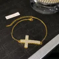 Elegante bracciale in acciaio al titanio dorato con pendente a croce in pietre lucide - Stile Croce con Strass Completo Oro (Stile 1)