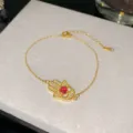 Bracelet main de Hamsa doré élégant orné d'une pierre rouge et de zircons cubiques brillants - Style Pierre Centrale Rouge 7 (Style 7)