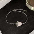 Bracelet en acier titane argenté avec breloque main de Hamsa pavée et cristaux - Style de main pavée en argent (Style 12)