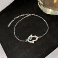 Bracelet élégant Main de Fatma en acier titane argenté avec zircon vert et pavé de pierres - Style de main argentée avec diamant vert (Style 13)