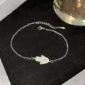 Bracelet main de Hamsa élégant en acier titane argenté avec des pierres en zircone - Style de main œil bleu argenté (Style 16)