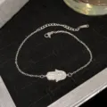 Élégant bracelet avec breloque main de Hamsa argentée et pierres de zircone cubique - Style de main argentée avec plein diamant (Style 18)