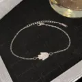 Bracelet élégant en acier titane avec un charm main de Hamsa pavé de pierres zircon. - Style Hamsa Plein Pavé Argenté (Style 25)