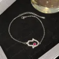 Bracelet main de Hamsa en acier titane argenté avec zircons et pierre rose vive - Style Hamsa Œil Rose Commun Argenté (Style 26)