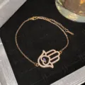 Bracelet main de Fatma or rose avec œil bleu et zircons pavés étincelants pour femme - Style Hamsa Œil Bleu Or Rose (Style 28)