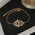 Bracelet main de Fatma en or rose avec zircons cubiques et détail de l'œil bleu - Style Œil Bleu Or Rose 32 (Style 32)