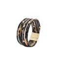 Pulsera de cuero multicapa con estampado de leopardo, tubos de metal dorado y cierre magnético. - Marrón