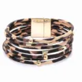 Brazalete de cuero multicapa con estampado de leopardo tubos metálicos dorados y cierre. - Caqui