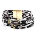 Pulsera de cuero multicapa con estampado de leopardo y cierre magnético dorado brillante. - Blanco
