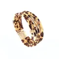 Pulsera de cuero multicapa con estampado de leopardo, tubos de metal dorados y cierre magnético - Naranja