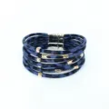 Pulsera envolvente de cuero con estampado de leopardo azul multicapa y cierre magnético dorado. - Azul