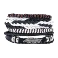 Conjunto de pulseras de cuero trenzado multicapa con cuentas de madera y dije de pluma. - Estilo 3