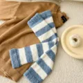 Blau-weiß gestreifte flauschige Beinlinge, verdickte weiche Korallenfleece kuschelige Socken. - Einheitsgröße / Gestreift-Blau