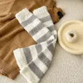 Kuschelige dicke gestreifte Pluesch Beinwarmer weiche warme lange Socken fuer Zuhause. - Einheitsgröße / Gestreift Grau