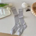 Απλές μονόχρωμες γκρι ψηλές κάλτσες γυναικείες, λεπτές ριμπ αναπνεύσιμες casual κάλτσες. - Ένα μέγεθος / Ανοιχτό γκρι