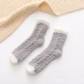 Graue flauschige Korallenfleece Mittelsocken mit weißer Spitze und Bündchen, warme Wintersocken. - Einheitsgröße / Grau