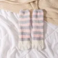 Damen rosa grau gestreifte Korallenfleece Flauschsocken mit Katzenpfote für den Winter - Einheitsgröße / Rosa Streifen