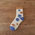 Kuschelige Korallenfleece Socken mit blauem und braunem Pünktchenmuster für warme Füße zu Hause. - Einheitsgröße / Punkt