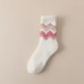 Damen Winter dicke Korallenfleece kuschelige Socken mit rosa Chevron Streifen warme Socken - Einheitsgröße / Weiß