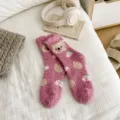 Süße Damen Winter dicke Korallenfleece Bär Erdbeere Wadenlange Haus Boden Schlaf Socken - Einheitsgröße / Fuchsia