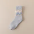 Calcetines de invierno acogedores a rayas para mujer, calcetines de suelo cálidos de felpa. - Talla única / Gris claro