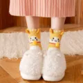 Niedliche gelbe Cartoon Katzen Korallenfleece Wadensocken kuschelige Haussocken Damen. - Gelb