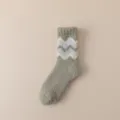 Calcetines de tubo medio de felpa de coral a rayas para mujer invierno cálido suave - Talla única / Verde