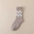 Calcetines de invierno de felpa de coral a rayas para mujer, gruesos, suaves y cálidos. - Talla única / Caqui