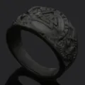 Anillo de hombre de acero de titanio vintage con símbolo de runa vikinga nórdica Valknut. - Talla 8 / Negro